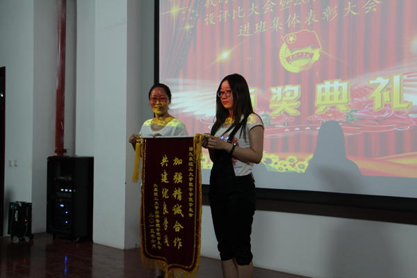 必赢76net线路召开“我的班级我的家”学风班风建设评比大会暨2014—2015年度先进班集体表彰大会 必赢76net线路召开“我的班级我的家”学风班风建设评比大会暨2014—2015年度先进班集体表彰大会