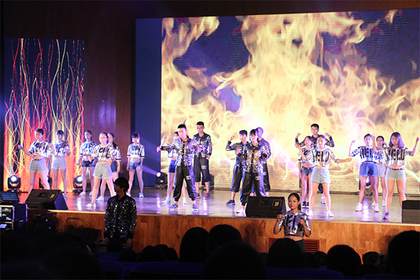 学院举办“青春无悔,梦想启航”2016届毕业生晚会 学院举办“青春无悔,梦想启航”2016届毕业生晚会